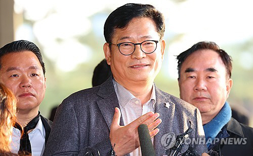 송영길 더불어민주당 전 대표가 8일 검찰조사를 받기 위해 서울중앙지검에 출석하며 기자들의 질문에 답하고 있다. 연합뉴스